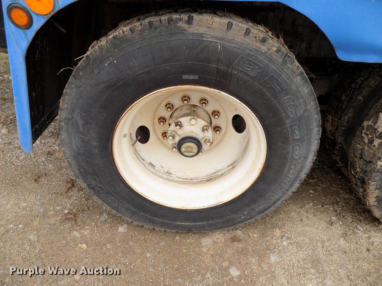 image for item DD3671 2007 International 7600 bulk cement truck