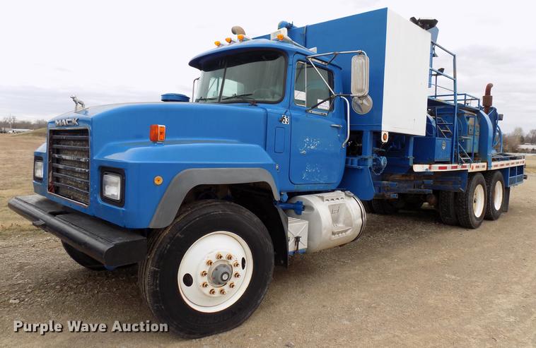 image for item DD3672 2001 Mack RD pump truck