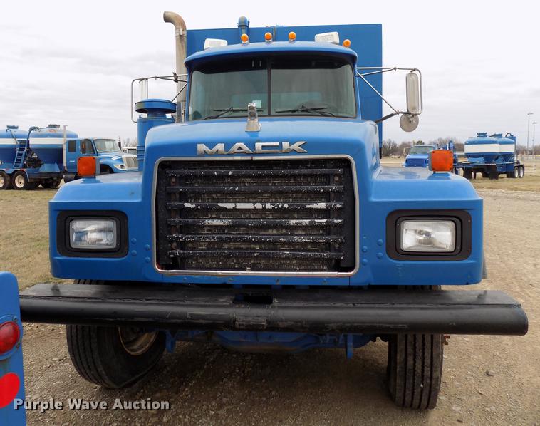 image for item DD3672 2001 Mack RD pump truck