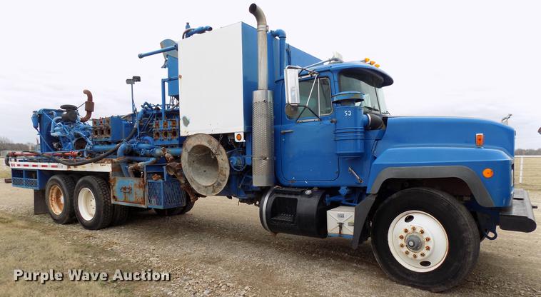 image for item DD3672 2001 Mack RD pump truck