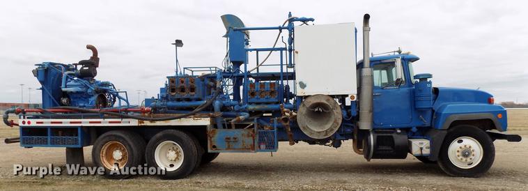 image for item DD3672 2001 Mack RD pump truck