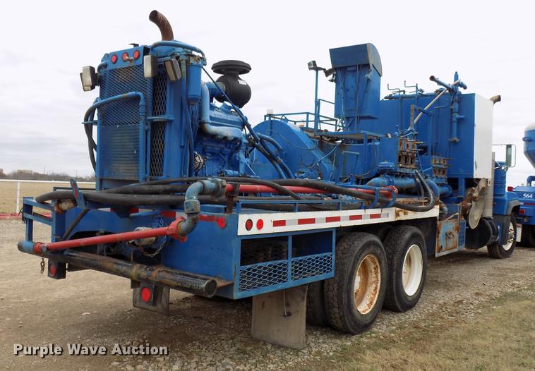 image for item DD3672 2001 Mack RD pump truck