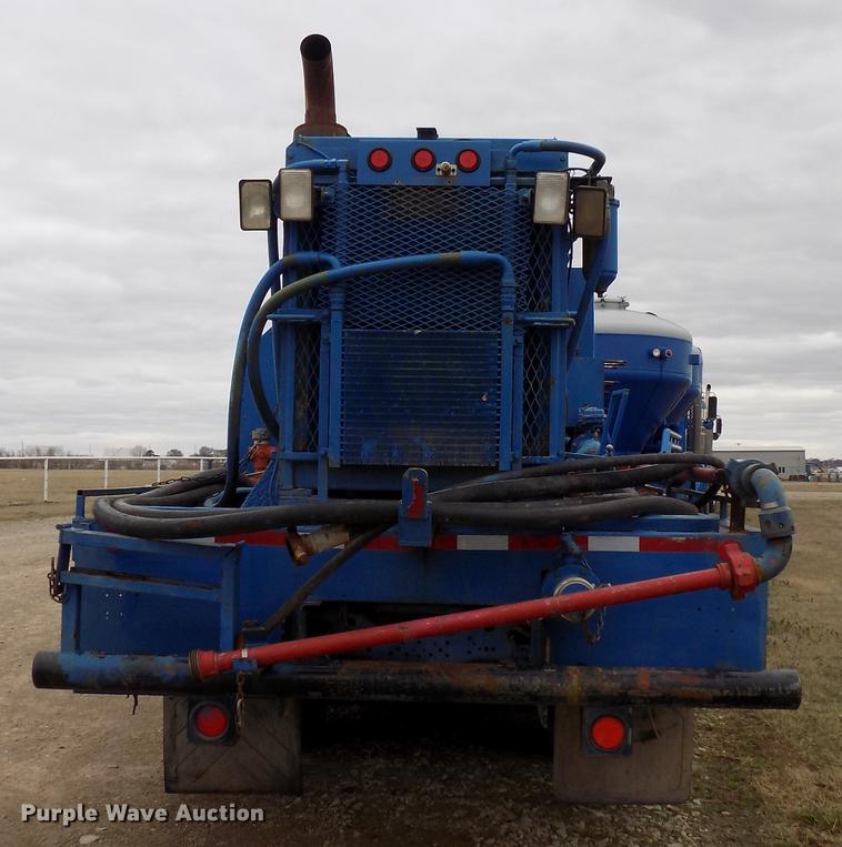 image for item DD3672 2001 Mack RD pump truck