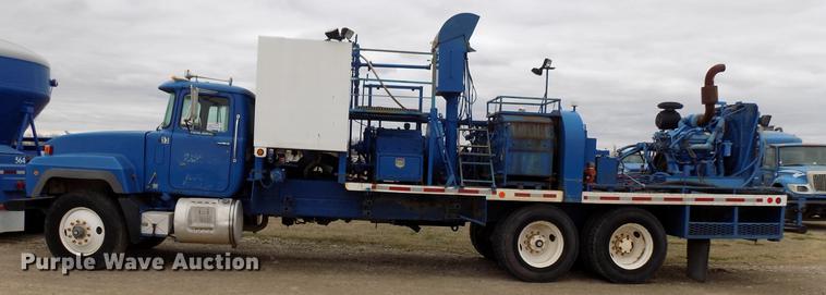 image for item DD3672 2001 Mack RD pump truck