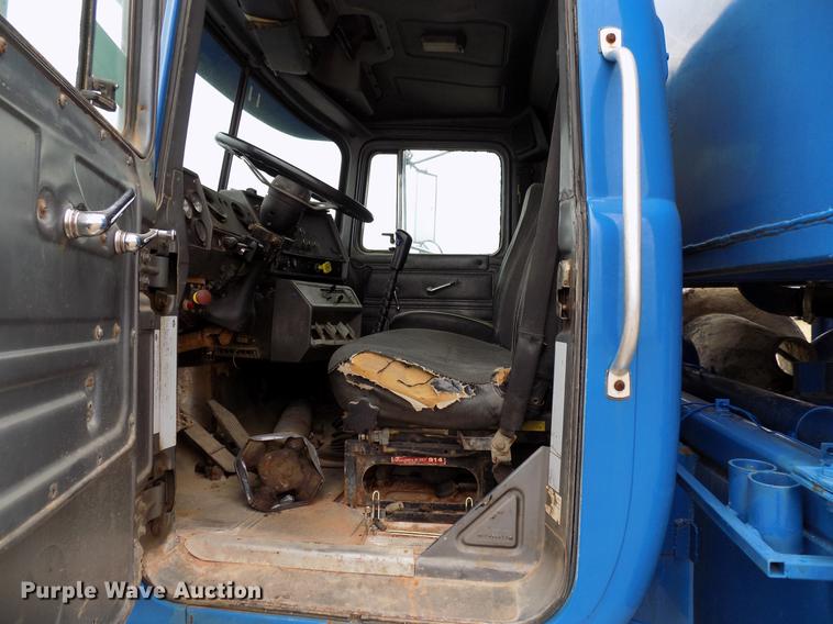 image for item DD3672 2001 Mack RD pump truck