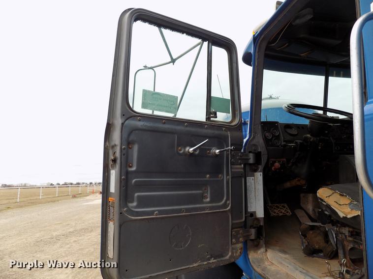 image for item DD3672 2001 Mack RD pump truck