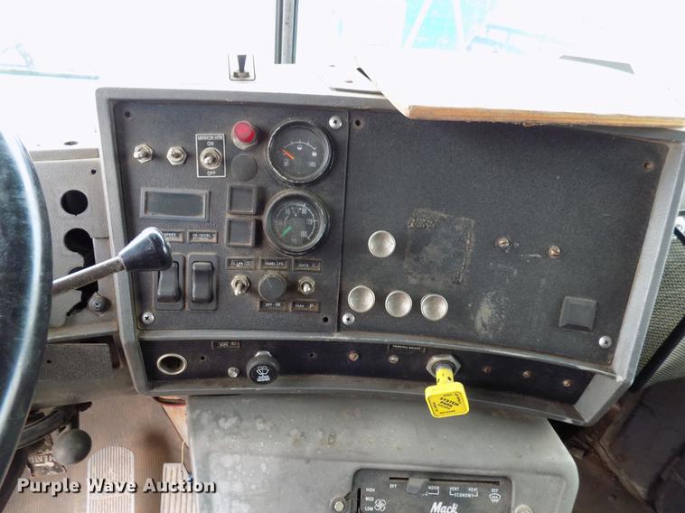 image for item DD3672 2001 Mack RD pump truck