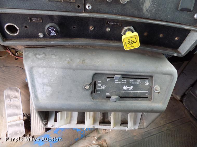 image for item DD3672 2001 Mack RD pump truck