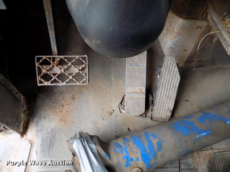 image for item DD3672 2001 Mack RD pump truck