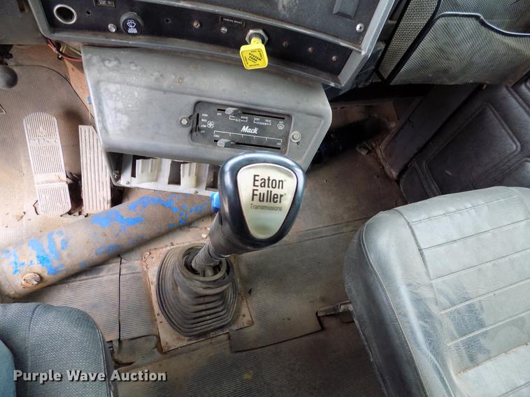 image for item DD3672 2001 Mack RD pump truck