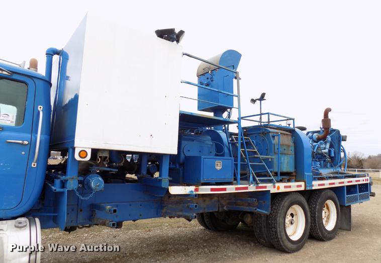 image for item DD3672 2001 Mack RD pump truck