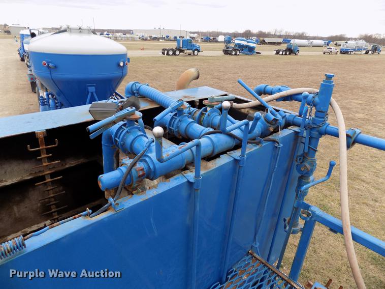 image for item DD3672 2001 Mack RD pump truck