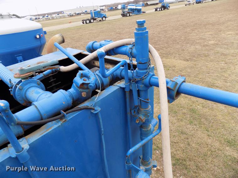 image for item DD3672 2001 Mack RD pump truck