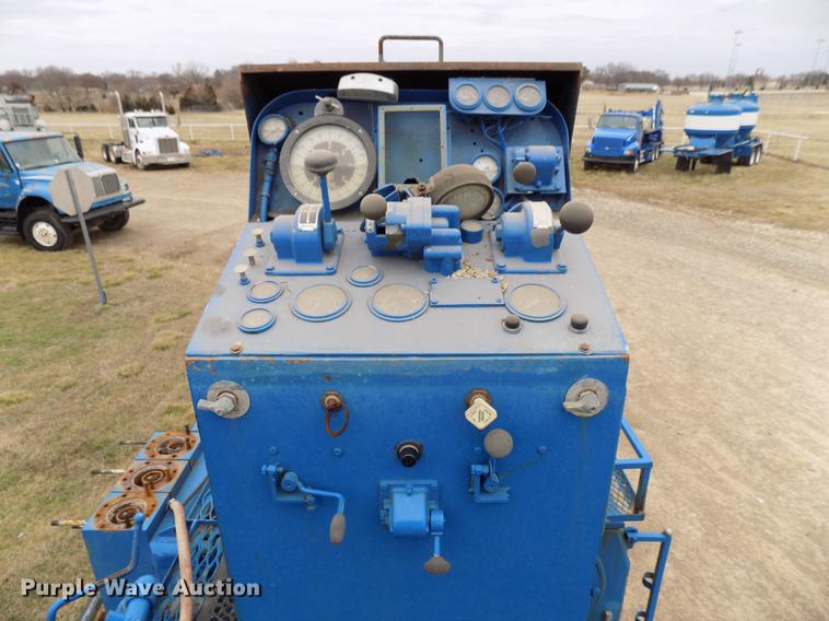 image for item DD3672 2001 Mack RD pump truck