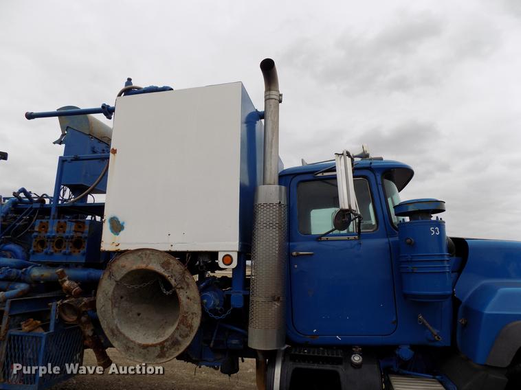 image for item DD3672 2001 Mack RD pump truck