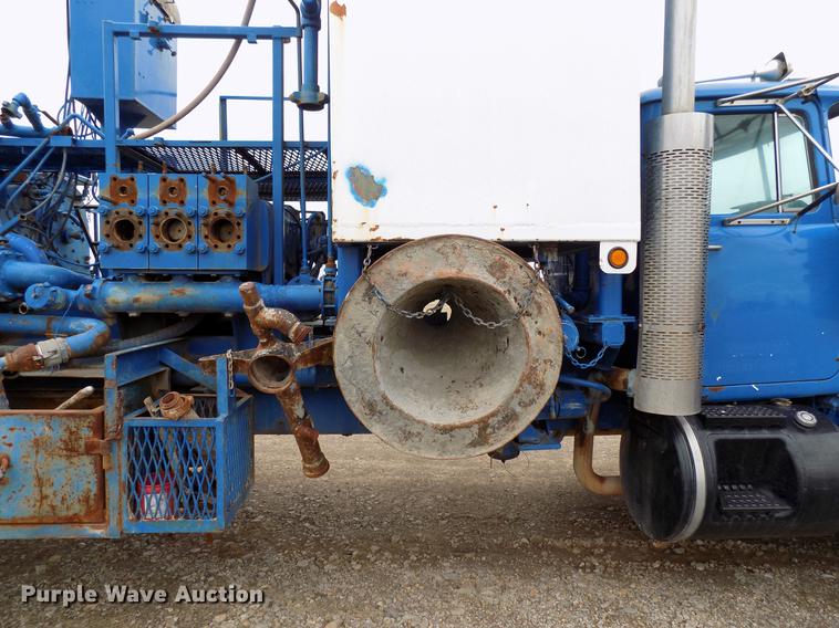 image for item DD3672 2001 Mack RD pump truck