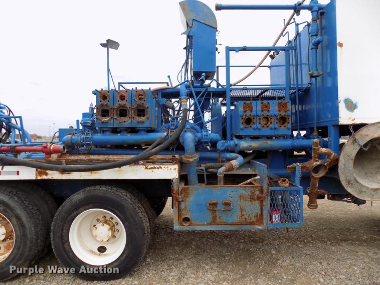 image for item DD3672 2001 Mack RD pump truck