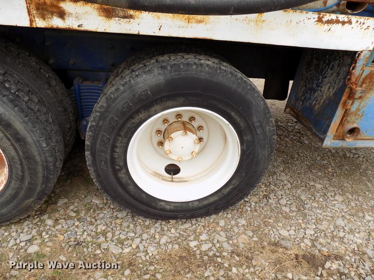 image for item DD3672 2001 Mack RD pump truck