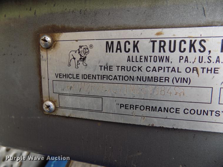 image for item DD3672 2001 Mack RD pump truck