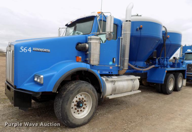 image for item DD3673 2010 Kenworth T800 bulk cement truck