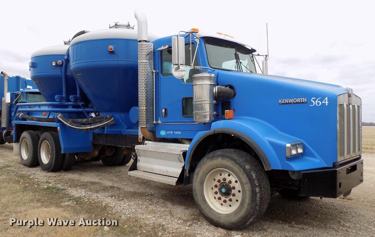 image for item DD3673 2010 Kenworth T800 bulk cement truck