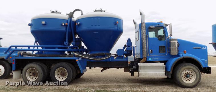 image for item DD3673 2010 Kenworth T800 bulk cement truck