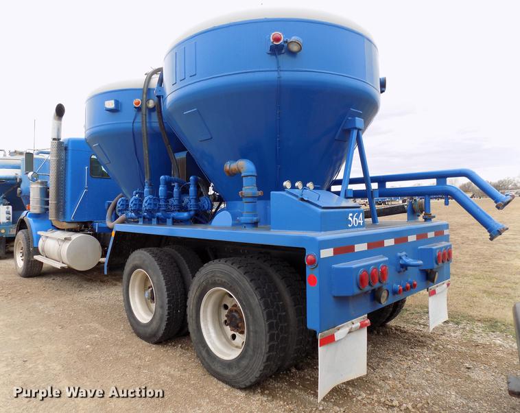 image for item DD3673 2010 Kenworth T800 bulk cement truck