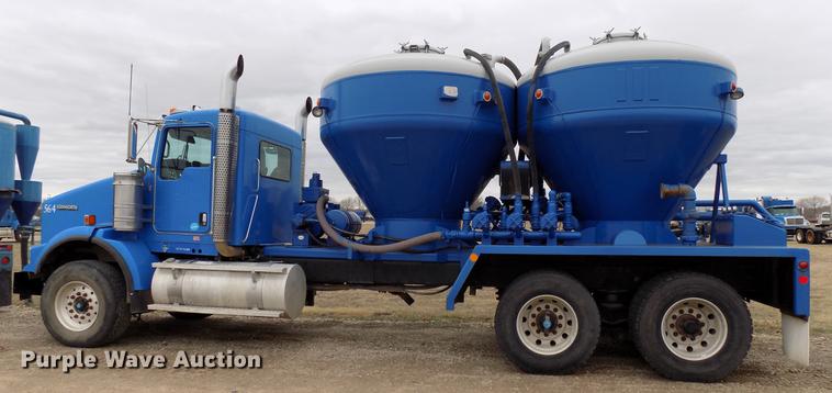 image for item DD3673 2010 Kenworth T800 bulk cement truck