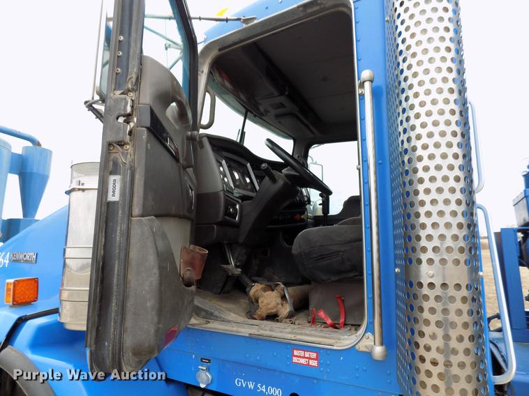 image for item DD3673 2010 Kenworth T800 bulk cement truck