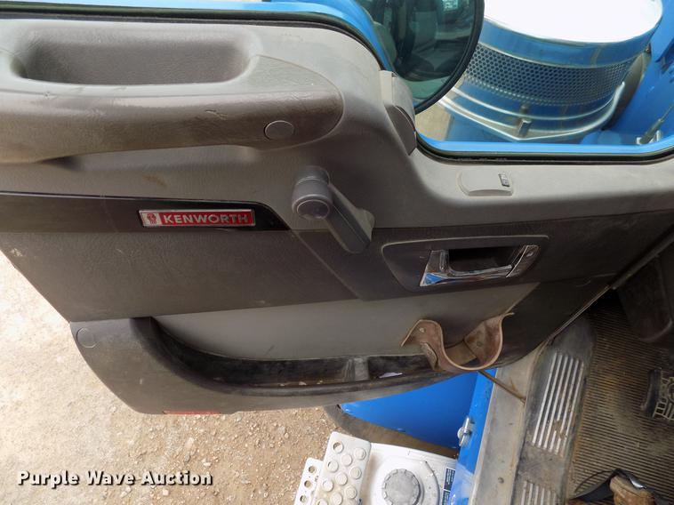 image for item DD3673 2010 Kenworth T800 bulk cement truck