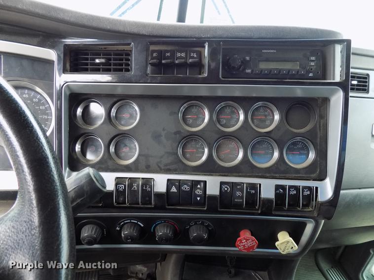 image for item DD3673 2010 Kenworth T800 bulk cement truck