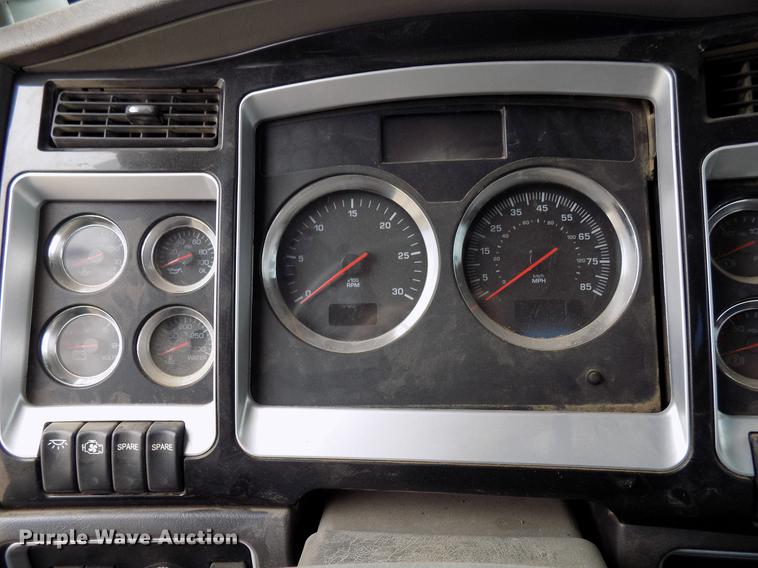 image for item DD3673 2010 Kenworth T800 bulk cement truck