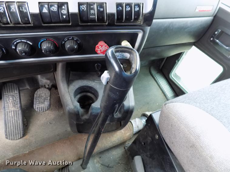 image for item DD3673 2010 Kenworth T800 bulk cement truck