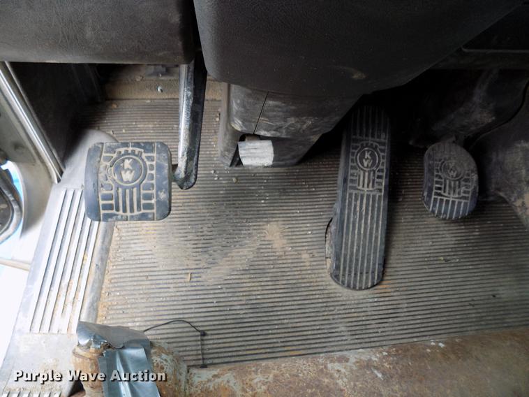 image for item DD3673 2010 Kenworth T800 bulk cement truck