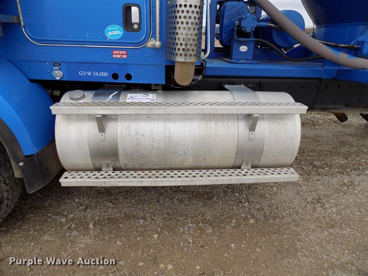 image for item DD3673 2010 Kenworth T800 bulk cement truck