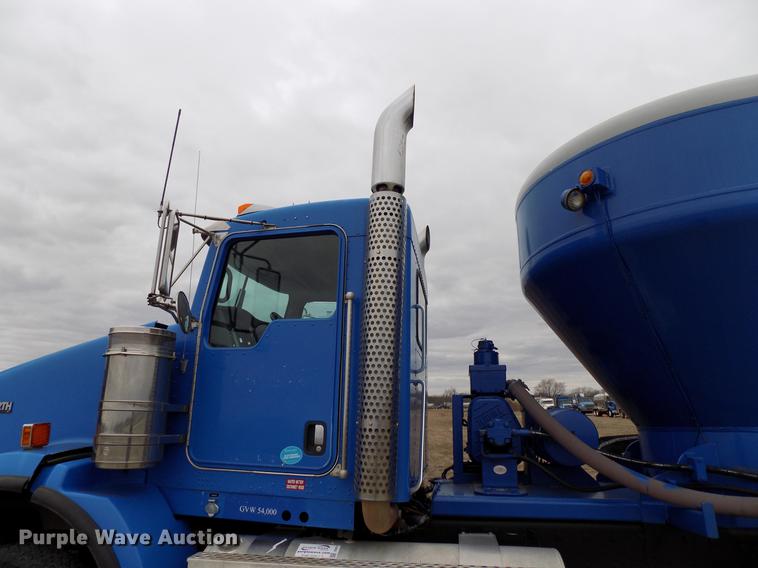 image for item DD3673 2010 Kenworth T800 bulk cement truck