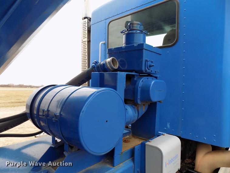 image for item DD3673 2010 Kenworth T800 bulk cement truck