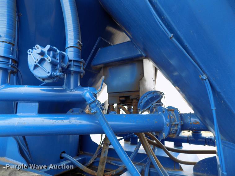 image for item DD3673 2010 Kenworth T800 bulk cement truck