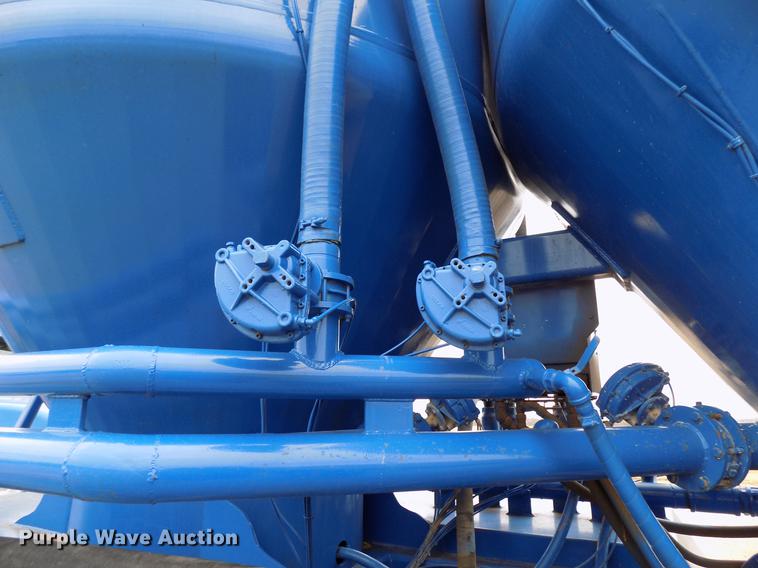 image for item DD3673 2010 Kenworth T800 bulk cement truck