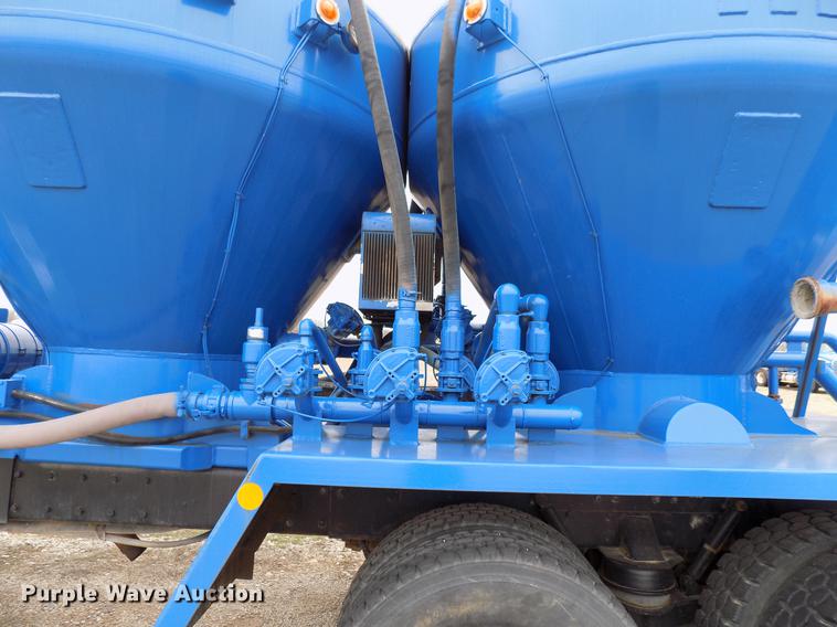 image for item DD3673 2010 Kenworth T800 bulk cement truck