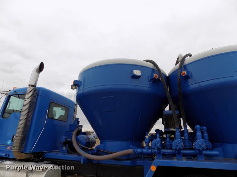 image for item DD3673 2010 Kenworth T800 bulk cement truck