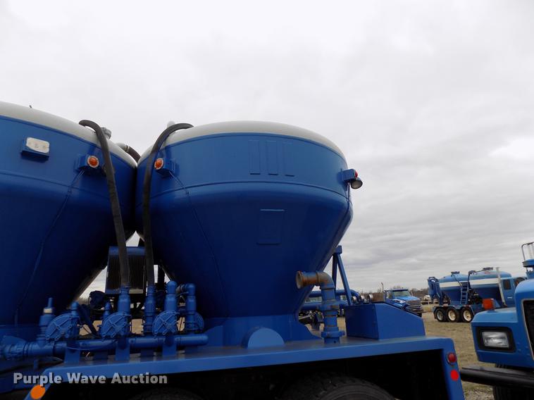 image for item DD3673 2010 Kenworth T800 bulk cement truck