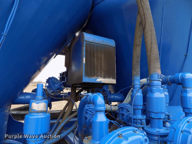 image for item DD3673 2010 Kenworth T800 bulk cement truck