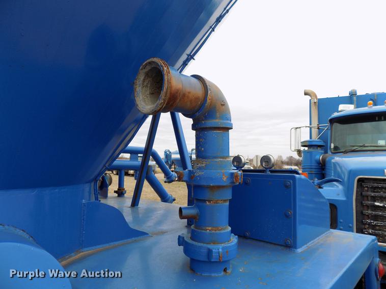 image for item DD3673 2010 Kenworth T800 bulk cement truck