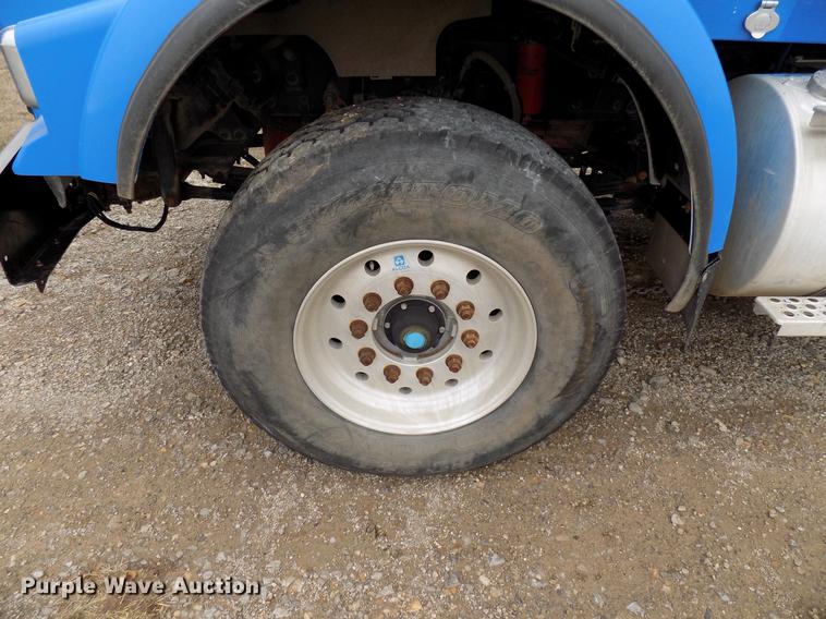 image for item DD3673 2010 Kenworth T800 bulk cement truck