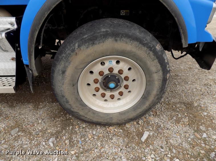 image for item DD3673 2010 Kenworth T800 bulk cement truck