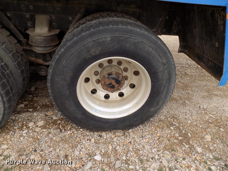 image for item DD3673 2010 Kenworth T800 bulk cement truck