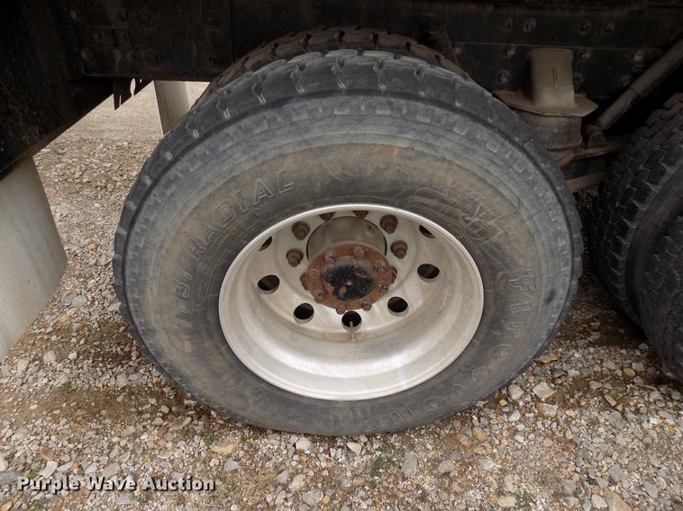 image for item DD3673 2010 Kenworth T800 bulk cement truck