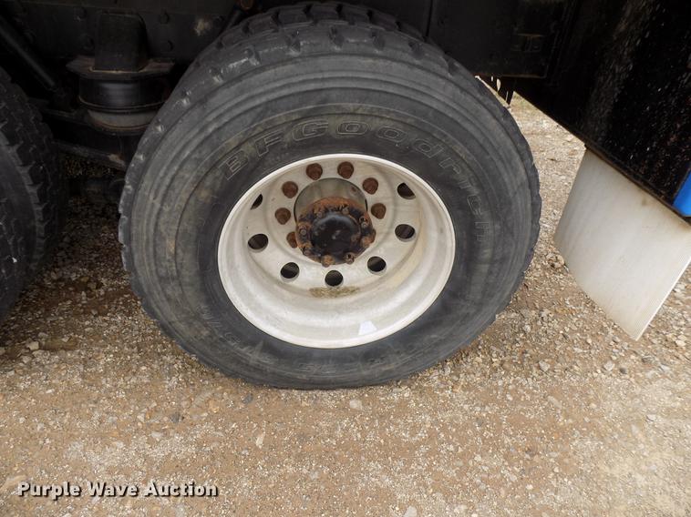 image for item DD3673 2010 Kenworth T800 bulk cement truck