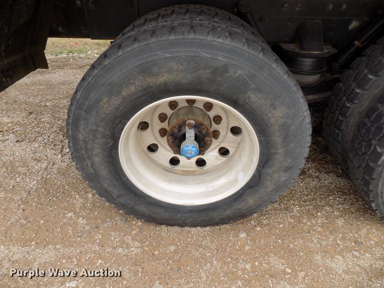 image for item DD3673 2010 Kenworth T800 bulk cement truck